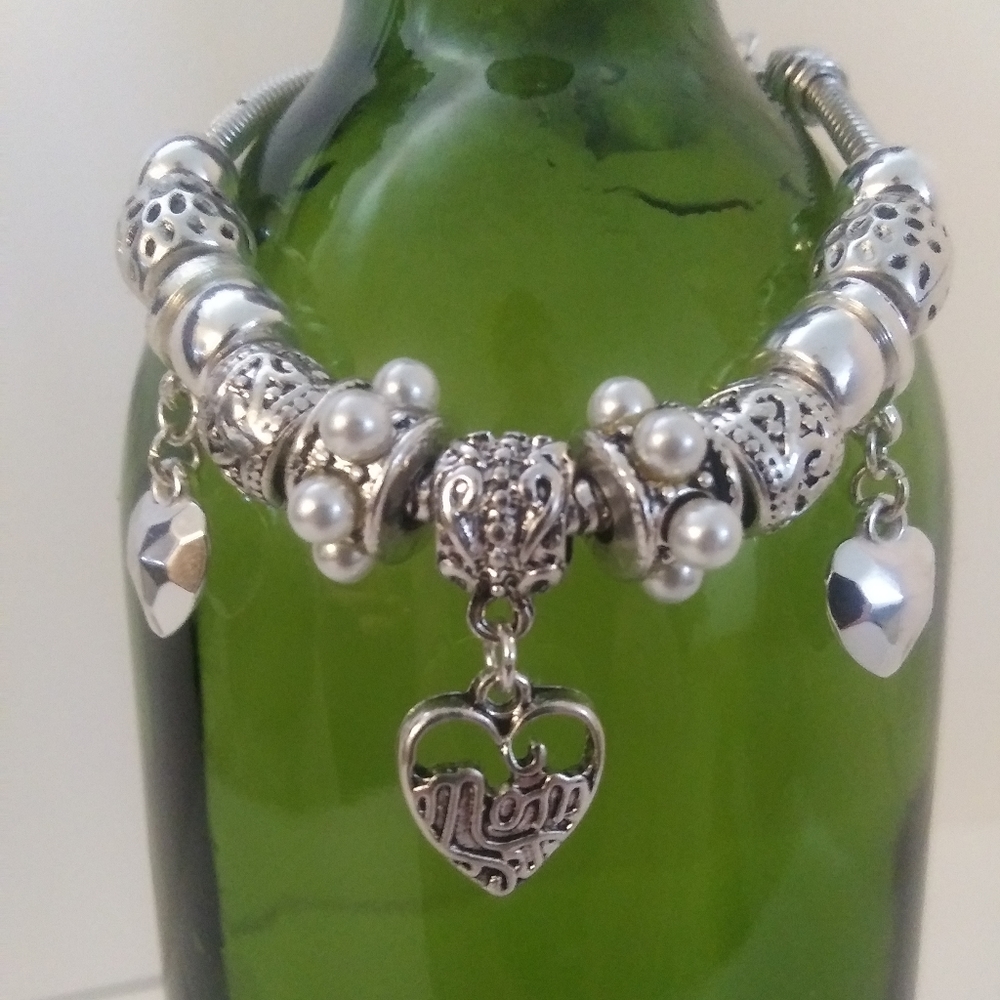 NWOT Beautiful Beaded Charm Heart Shape "MOM" Charm Bracelet